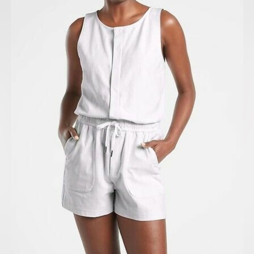 Athleta Women Farallon Printed Romper Sz Small Gray White Sleeveless Snap Button